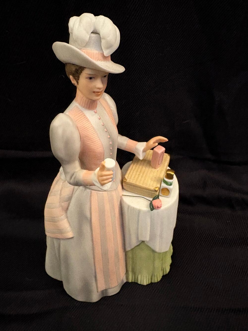Avon Mrs Albee Award 1984
Collectible Vintage Hand Painted NO BOX Exc Conditio